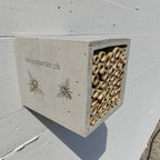 Wildbienenhaus mit Bambusröhrchen