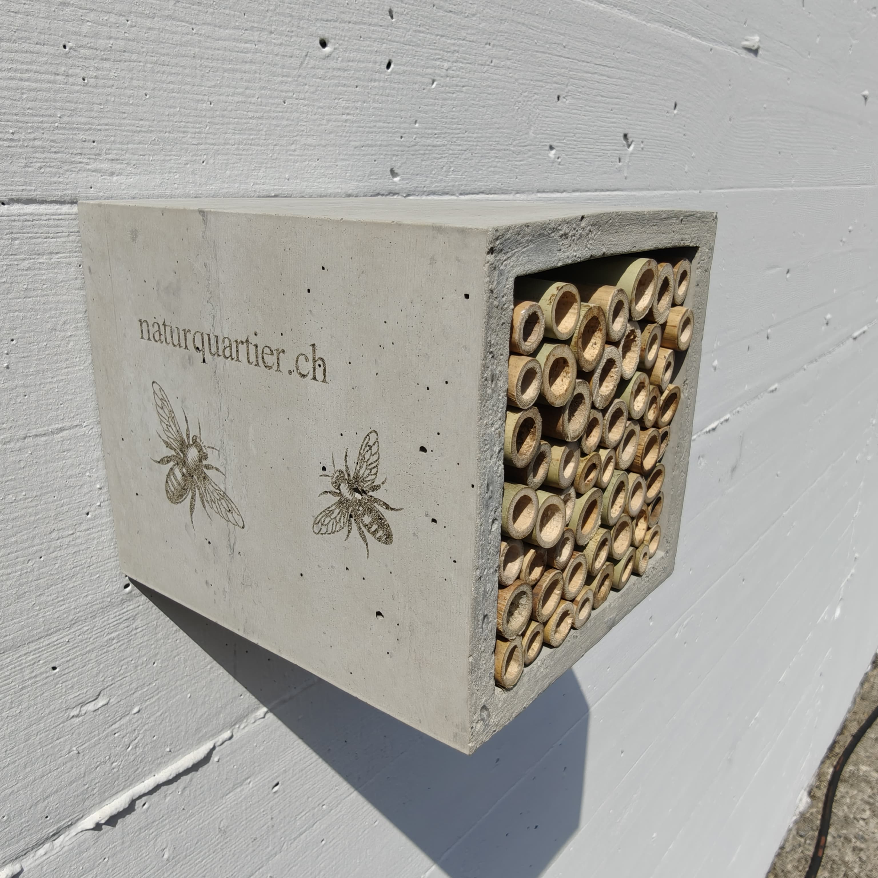 Wildbienenhaus mit Bambusröhrchen