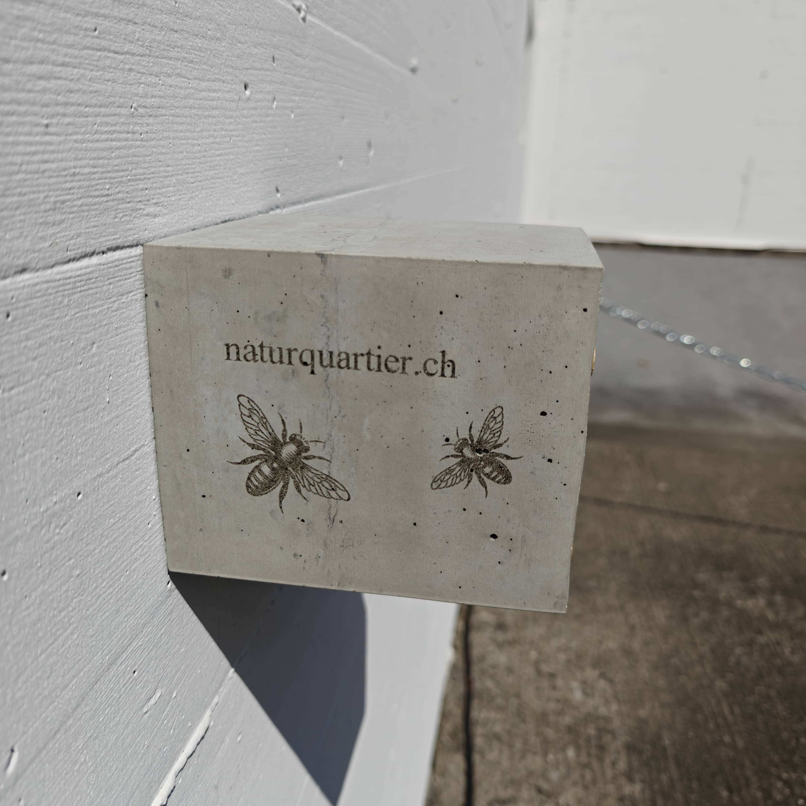 Wildbienenhaus mit Bambusröhrchen