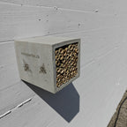 Wildbienenhaus mit Bambusröhrchen