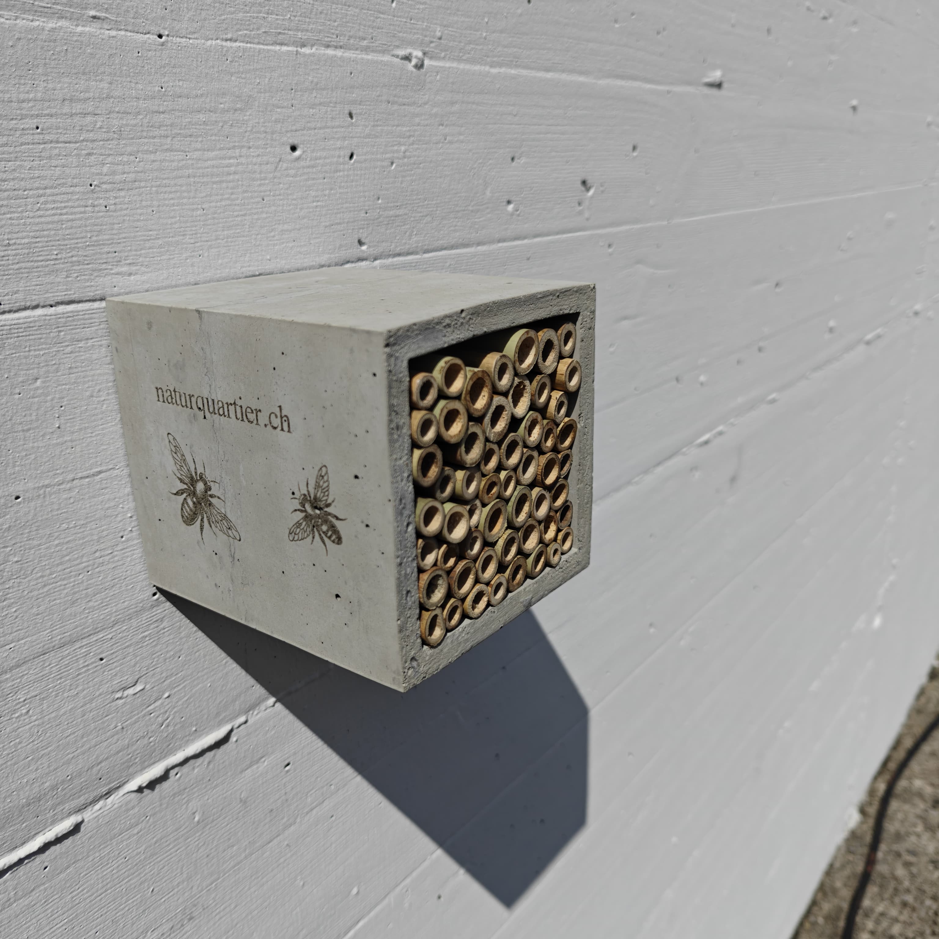 Wildbienenhaus mit Bambusröhrchen