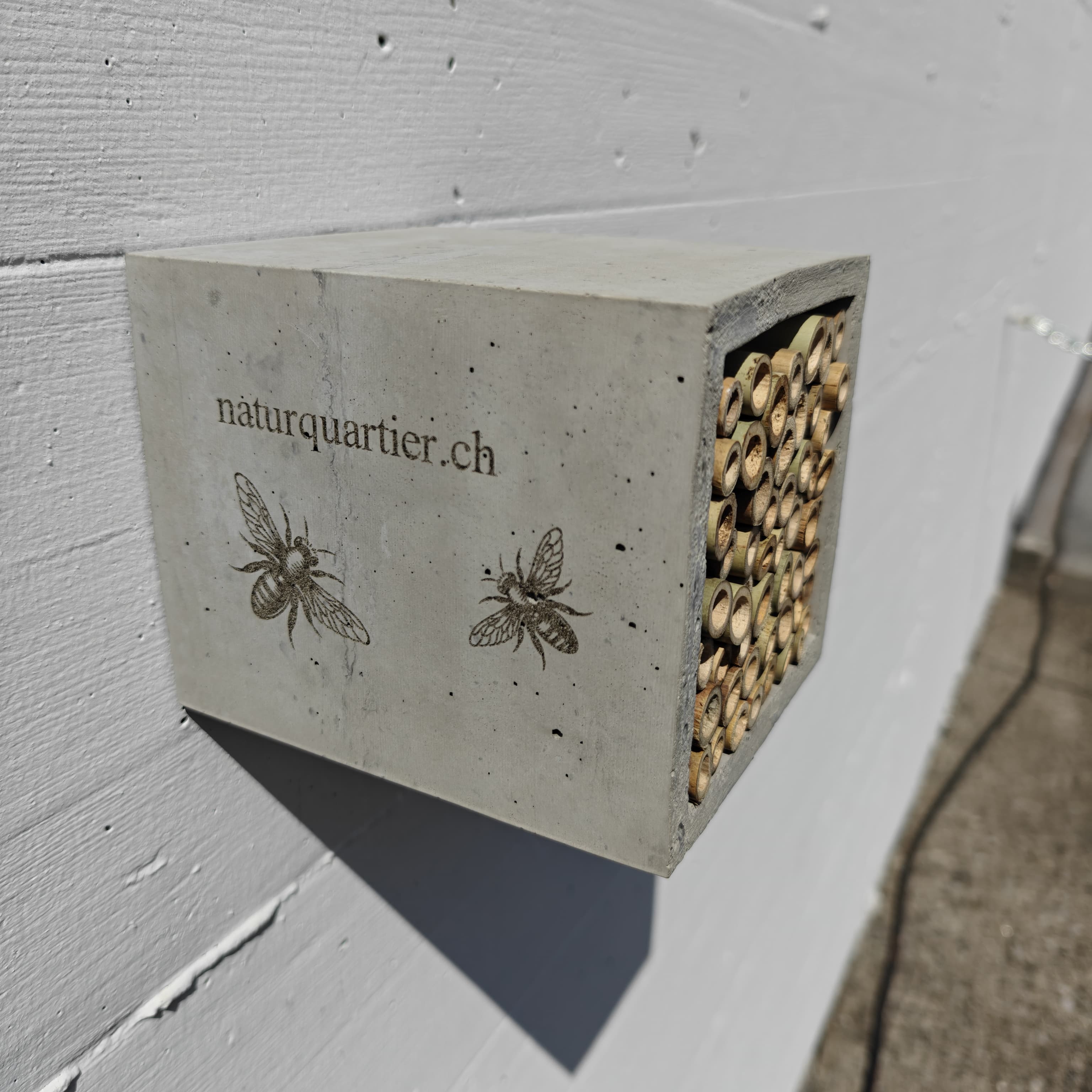 Wildbienenhaus mit Bambusröhrchen